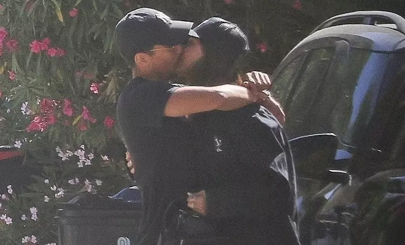 *PREMIUM-EXCLUSIVE* Packing On The PDA! Jessica Alba and Danny Ramirez share romantic kiss outside Danny's home in Los Angeles **WEB EMBARGO UNTIL July 27, 2025 @ 1:15pm ET**
