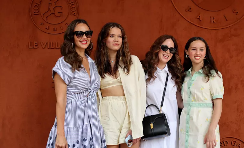 Jessica Alba, apariție rară alături de fiica adolescentă la Roland Garros. Seamănă ca două picături de apă