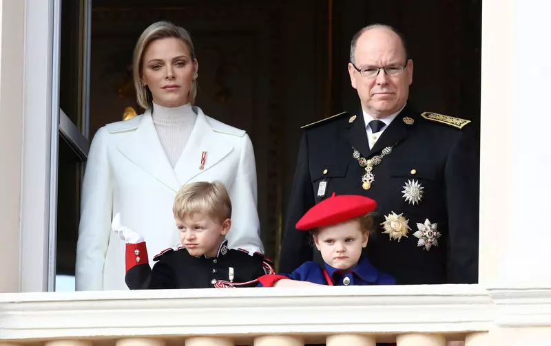 La famille princière de Monaco au balcon du palais lors de la Fête nationale monégasque à Monaco
