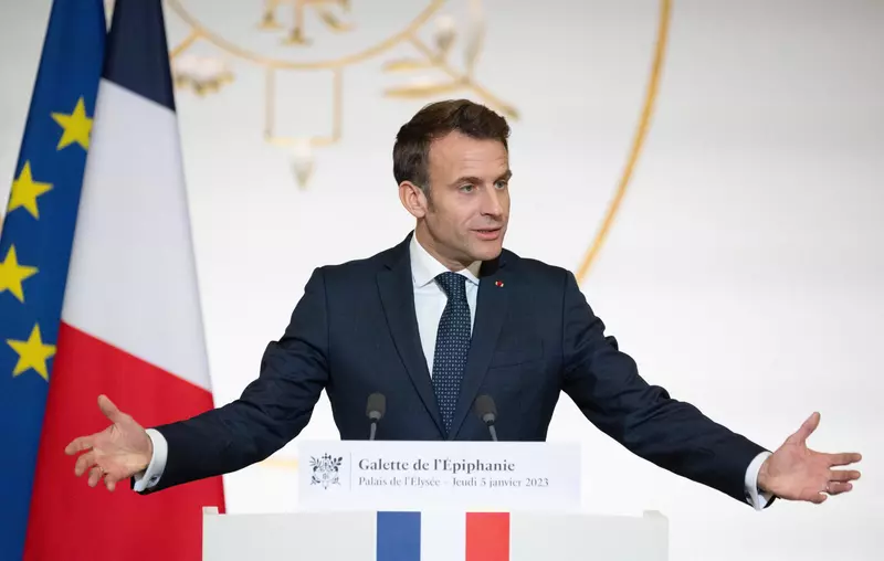 'El e prședintele Franței. Trebuie să fie un exemplu!' Cum le-a răspuns Emmanuel Macron jurnaliștilor care i-au criticat relația cu Brigitte