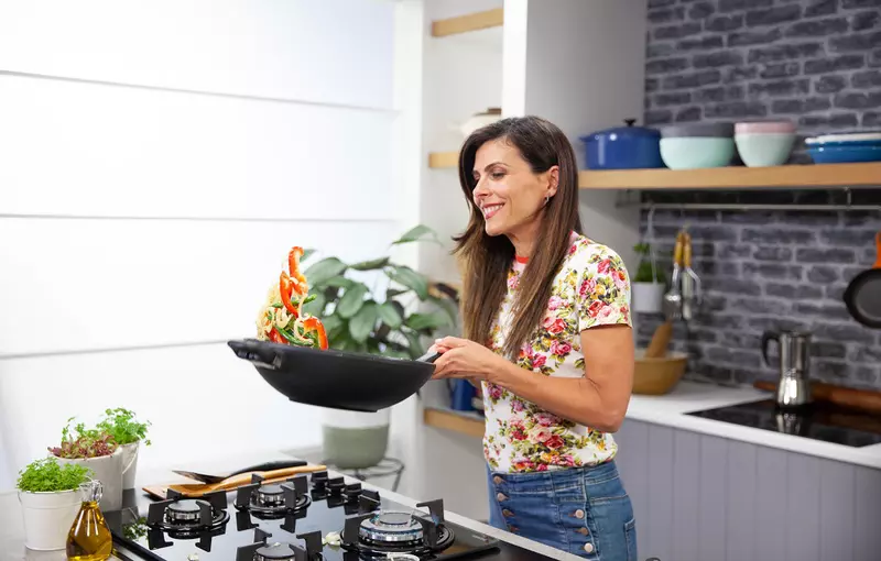 0_2_LGF_EP04_Helen Tzouganatos_Singapore Prawn Zoodles_MG_4884_Hero