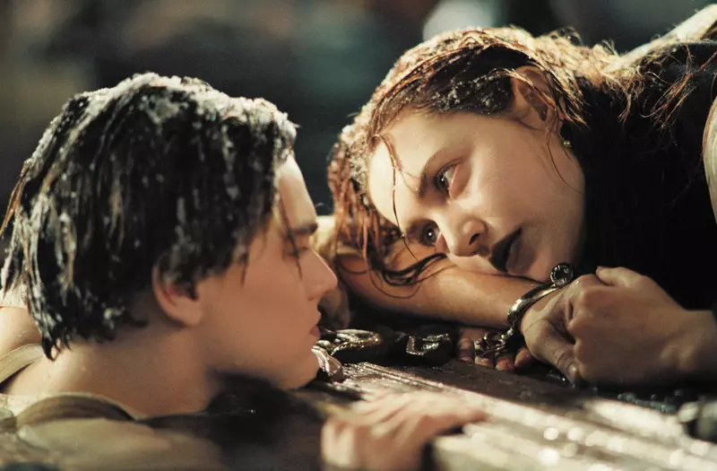 Gata cu zvonurile! James Cameron vrea să afle dacă Jack Dawson ar fi avut loc lângă Rose pe ușa care plutea