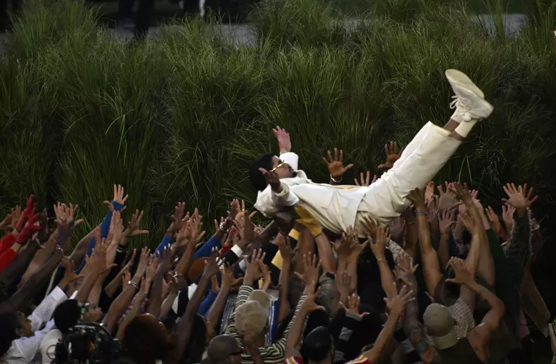 Bad Bunny evoluând pe scena Super Bowl LX în Santa Clara, într-un decor ce amintește de un câmp de trestie de zahăr, în timpul meciului Patriots vs. Seahawks.