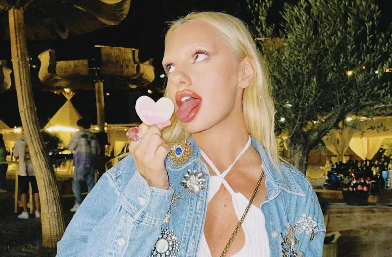 Alexandra Stan, complet dezbrăcată la plajă. Artista se află în concediu în Grecia