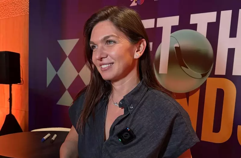 Simona Halep poartă o cămașă neagră.