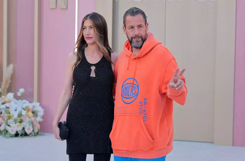 Adam Sandler in trening si sotia lui Jackie la premiera Office Romance in Los Angeles