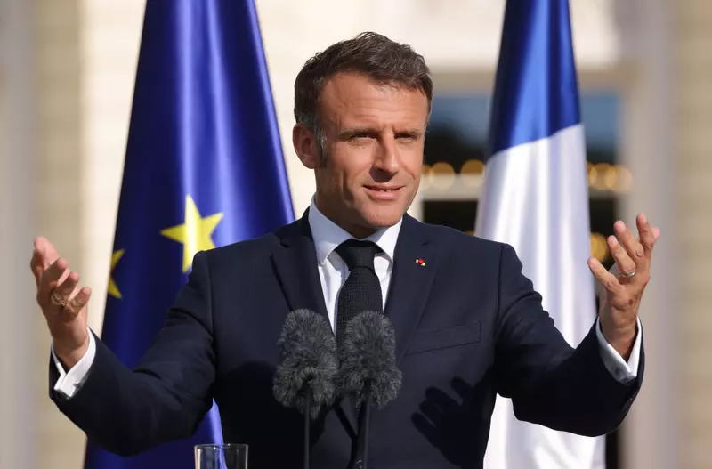 Președintele francez Emmanuel Macron susținând declarații de presă la Berlin