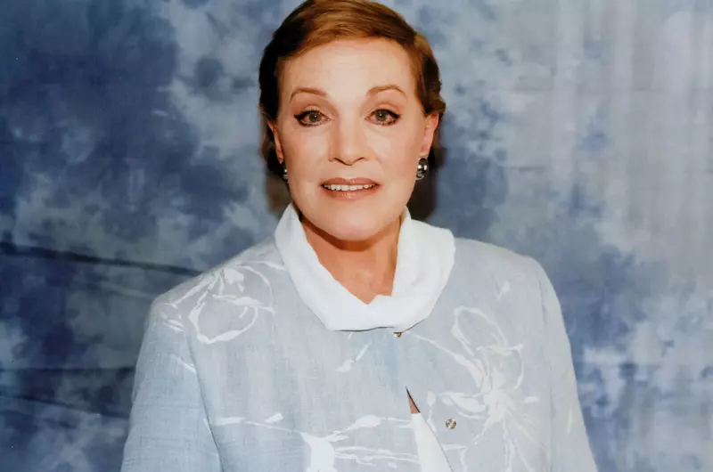 Lady Whistledown este dublată de Julie Andrews în Bridgerton