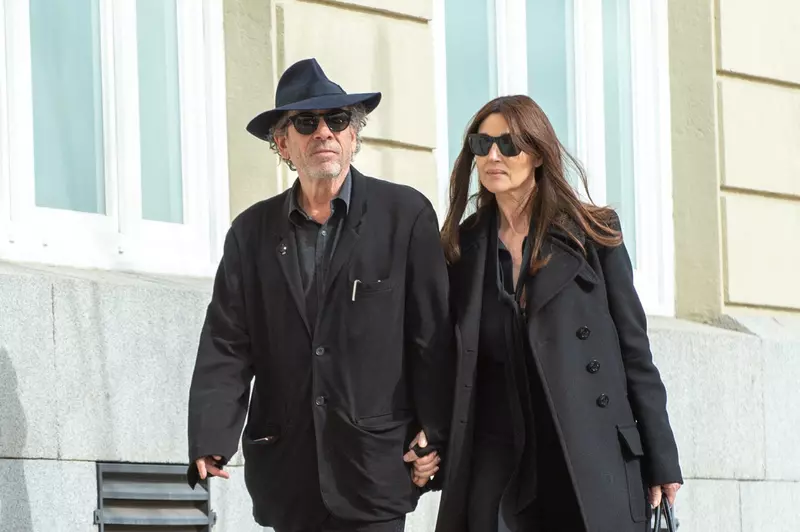 Monica Bellucci și Tim Burton și-au ținut idila secretă timp de câteva luni. Cum i-au surprins acum paparazzi