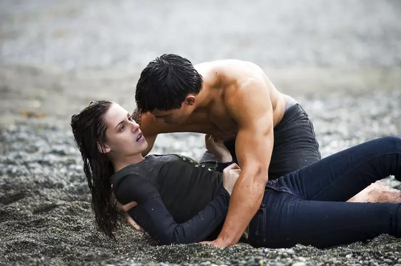 Bella_si_Jacob_se_ating_in_ploaie_02.jpg
