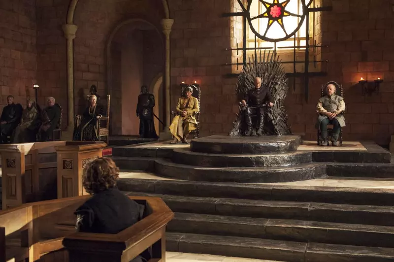 Peter Dinklage a dezvăluit care era gestul pe care Charles Dance îl făcea între scenele intense din „Game of Thrones”. „A jucat o ființă oribilă” (1)