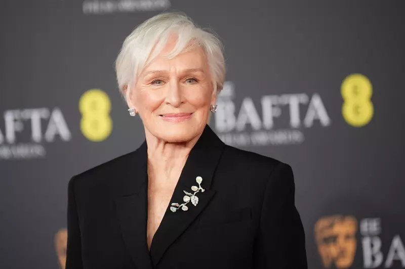 Glenn Close la gala BAFTA 2026 purtând un blazer negru elegant accesorizat cu o broșă argintie.