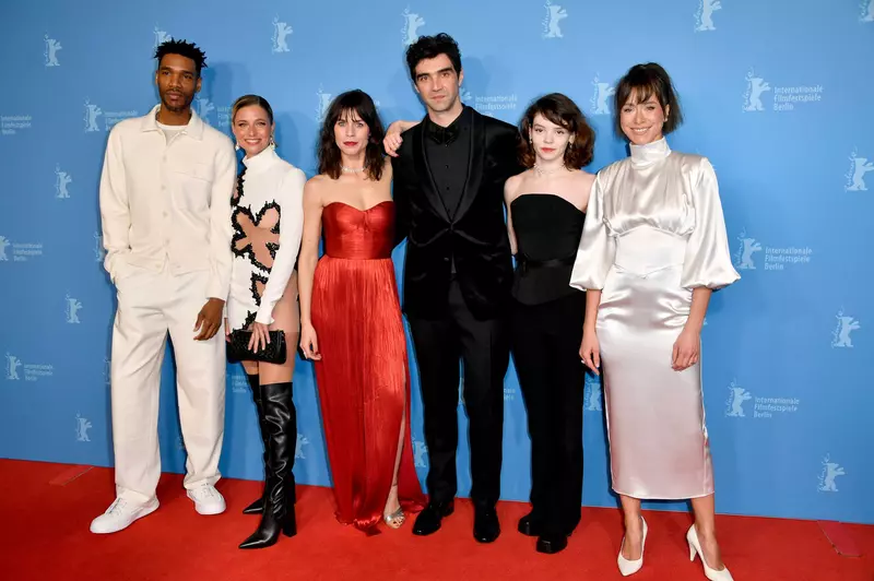 Parker Sawyers, Svenja Jung, Ana Ularu, Alec Secareanu, Alexandra Bob und Andreea Vasile bei der Premiere der Fernsehser
