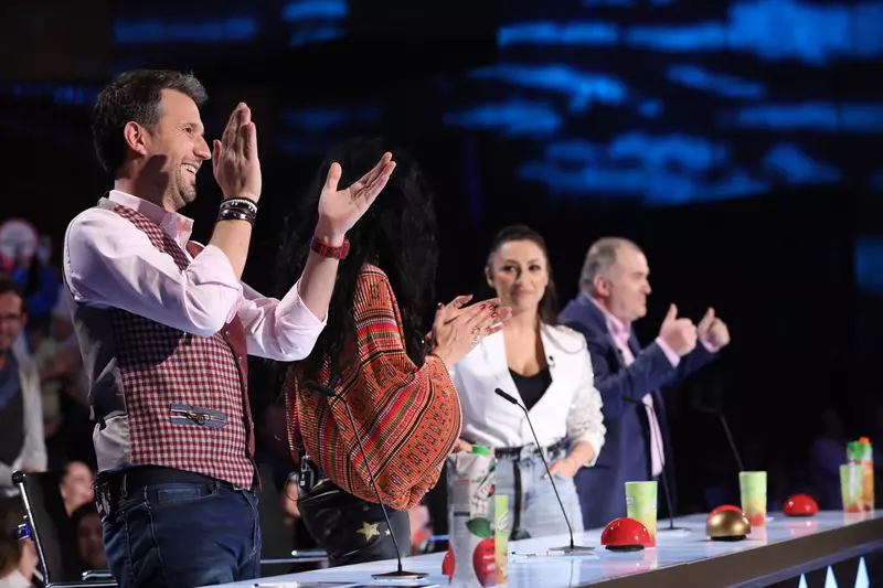 În prima ediție a show-ului, jurații dansează împreună cu publicul pe scena „Românii au talent” (1)
