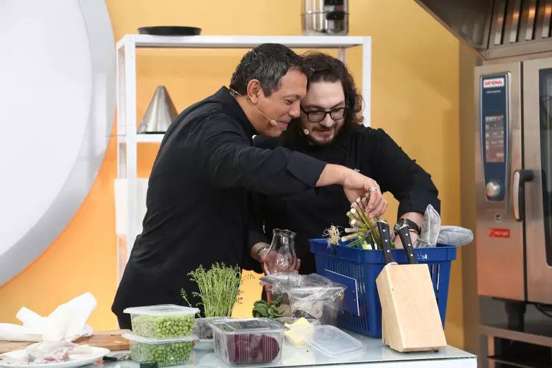 Chefi la cuțite 27 aprilie 2021. Invitații speciali ai serii, Cocuța și Bogdan Boantă, le fac o surpriză chefilor (9)