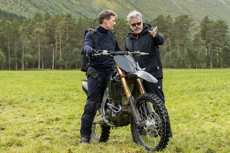 USA. Tom Cruise and Christopher McQuarrie on the set of the (C)Paramount Pictures new film: Mission: Impossible – Dead Reckoning – Part One (2023). Plot: Seventh entry in the long-running Mission: Impossible series. Ref:  LMK106-J9972-020623Supplied by