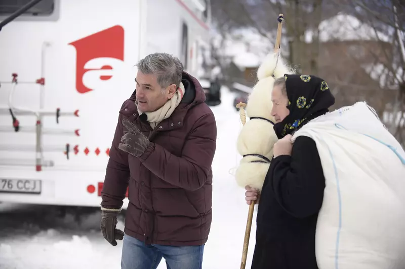 Au început filmările pentru „Ie, Românie”. Mircea Radu, primit cu brațele deschise în Maramureș (1)