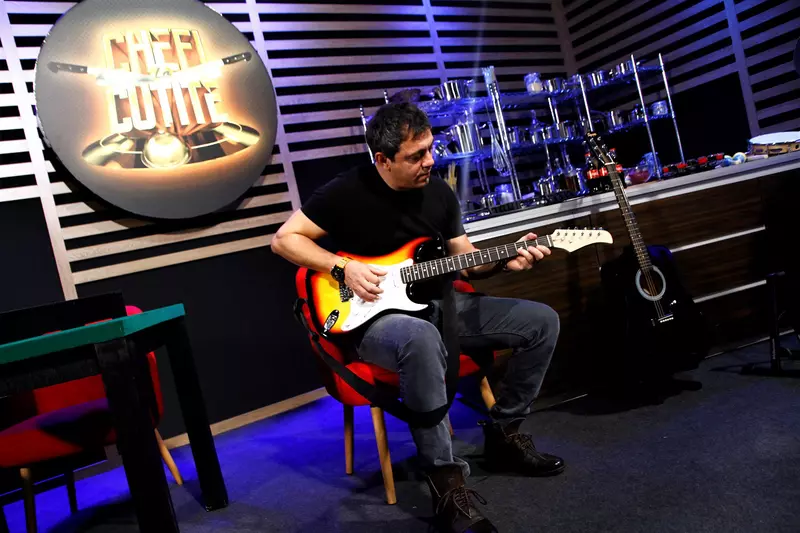 Cum au fost surprinși jurații în pauzele de la filmările sezonului 5 ,,Chefi la cuțite” (1)