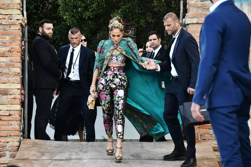 Jennifer Lopez in timp ce se indrepta spre gondola care o astepta in fata hotelului din Venetia