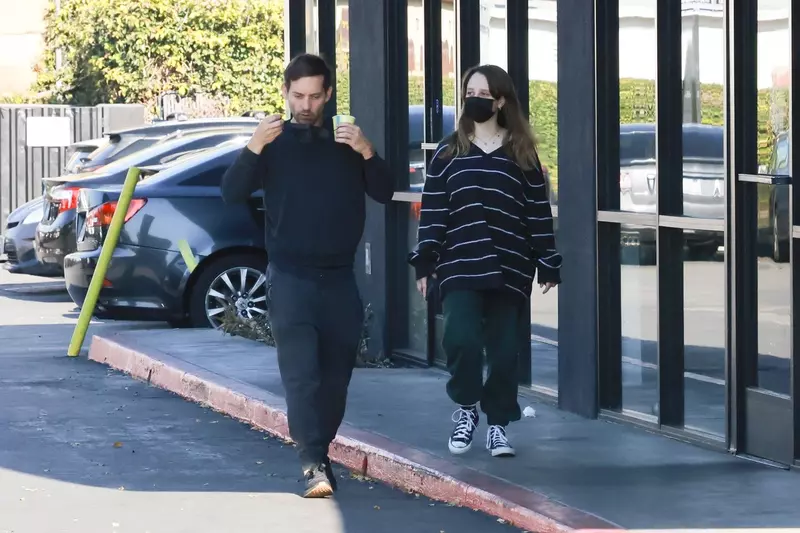 Tobey-Maguire-in-oras-cu-fiica-adolescenta.-Cum-a-fost-surprins-fostul-Spider-Man-pe-strazile-din-Los-Angeles-3