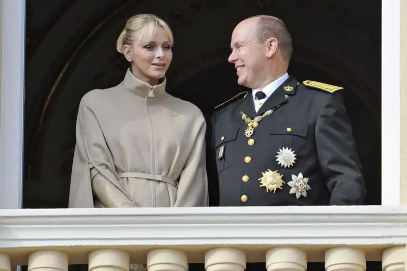 LA FAMILLE PRINCIERE DE MONACO AU BALCON DU PALAIS POUR LA FETE NATIONALE MONEGASQUE (3)