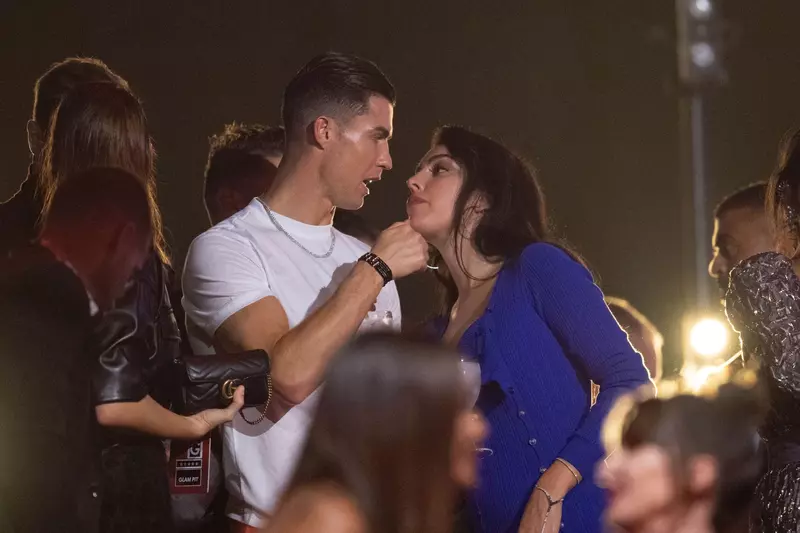 Suma uluitoare pe care Ronaldo i-o dă partenerei sale. Care e explicația gestului său