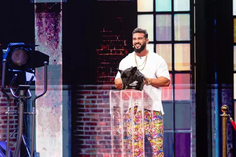 incident-neprevazut-la-stand-up-revolution-celebrity.-cainele-lui-dorian-popa-l-a-muscat-pe-serban-copot.-imi-sun-avocatul-4