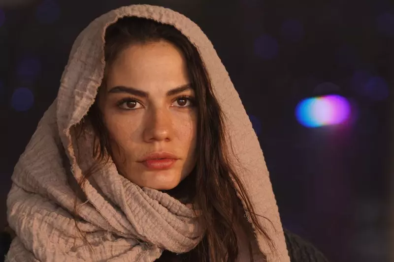 Demet Özdemir, imagini incendiare din cel mai nou serial al actriței
