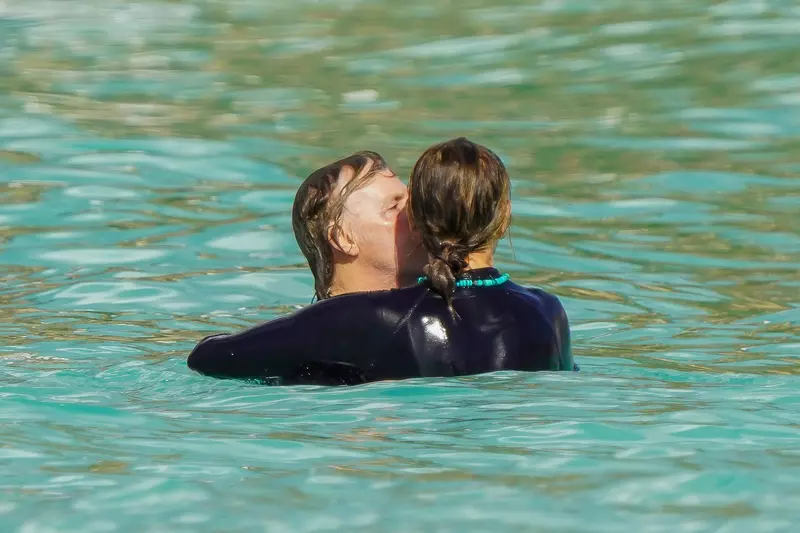 cum-arata-paul-mccartney-la-80-de-ani.-artistul-surprins-la-plaja-alaturi-de-sotia-sa-2