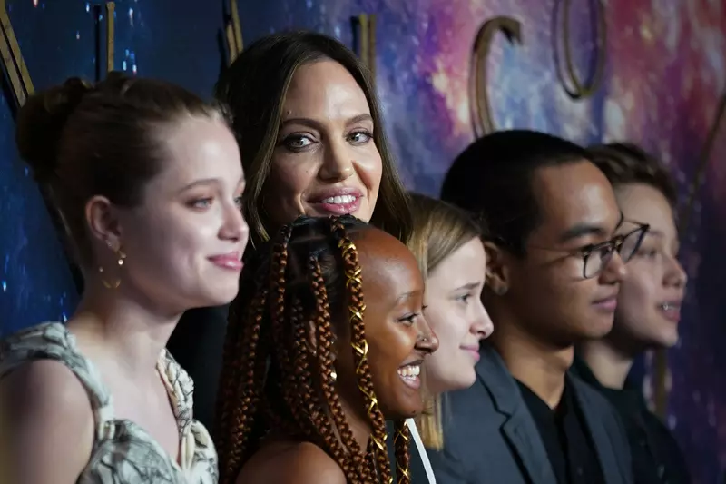 Angelina Jolie, rugăminte pentru fanii ei, la 15 ani de la moartea mamei sale