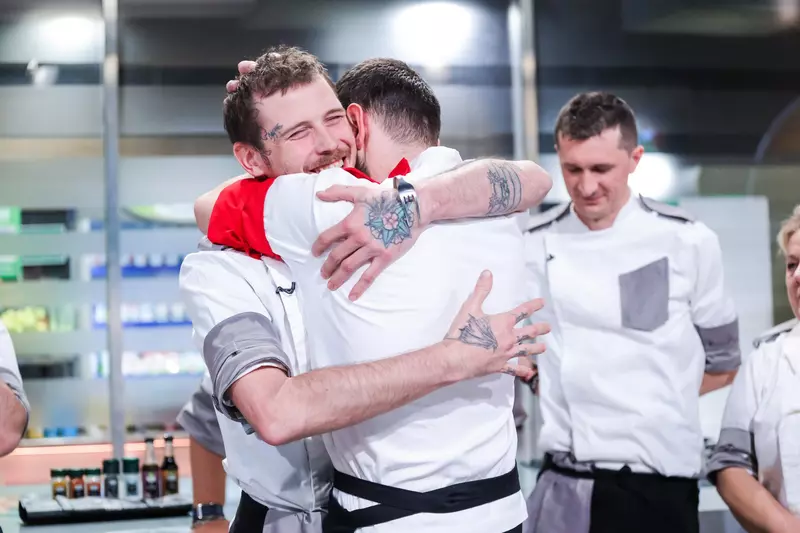 iustin-radu-campeanu-a-cerut-sa-iasa-de-la-chefi-la-cutite-2023.-pe-cine-a-salvat-de-la-eliminare-4