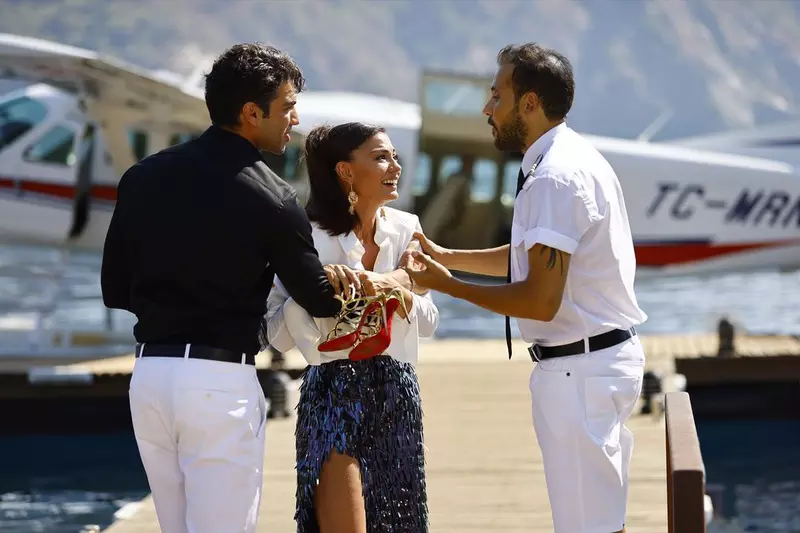 demet-ozdemir-se-intoarce-la-netflix-cu-tactici-in-dragoste-2.-comedia-romantica-a-intrat-de-azi-pe-platforma-2