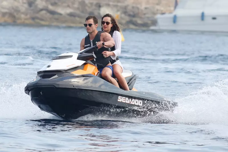 Jamie Dornan si Dakota Johnson pe jet ski