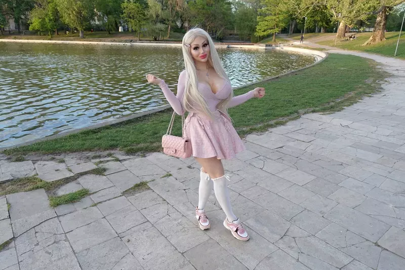 Sexy sau vulgar? 7 vedete cu decolteu prea adânc Citeşte întreaga ştire: Sexy sau vulgar? 7 vedete cu decolteu prea adânc