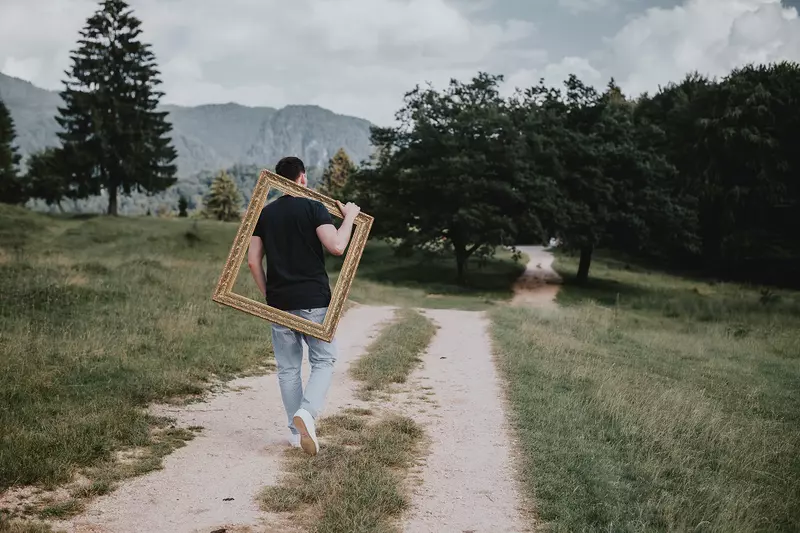 EXCLUSIV. În lumea lui Denis Roabeș, artistul "The Motans" și noul jurat de la "Vocea României" sezonul 10. "Găsesc cel mai bun confident în mama"