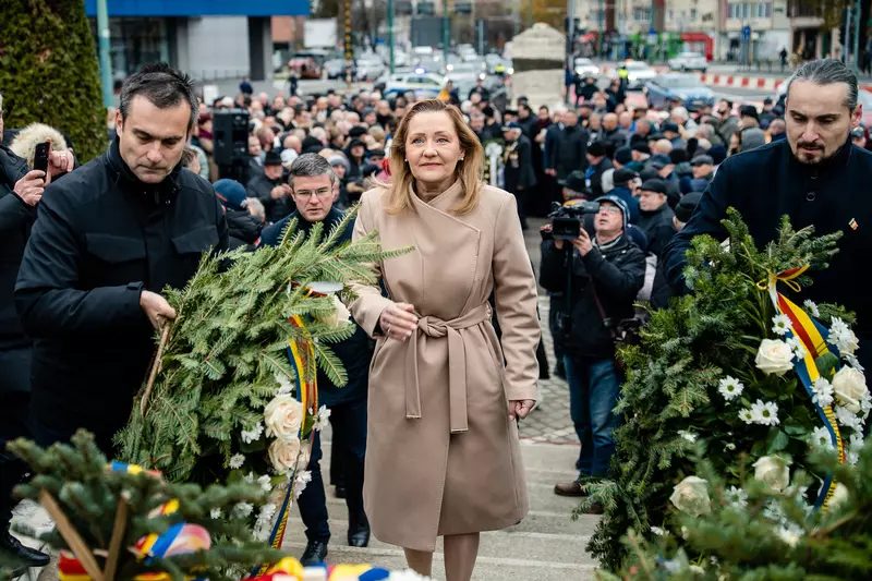 elena lasconi in palton bej