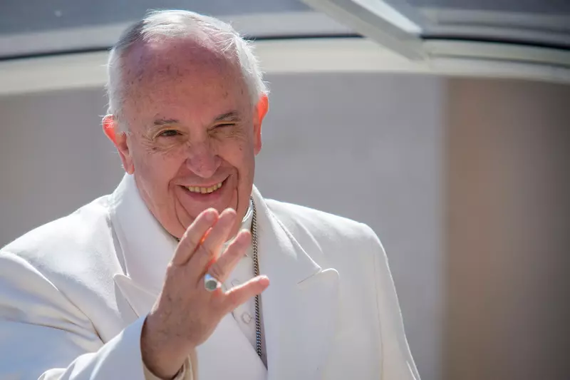 Vatican,City,,April,19,,2017:,Pope,Francis,Blesses,The,Crowd