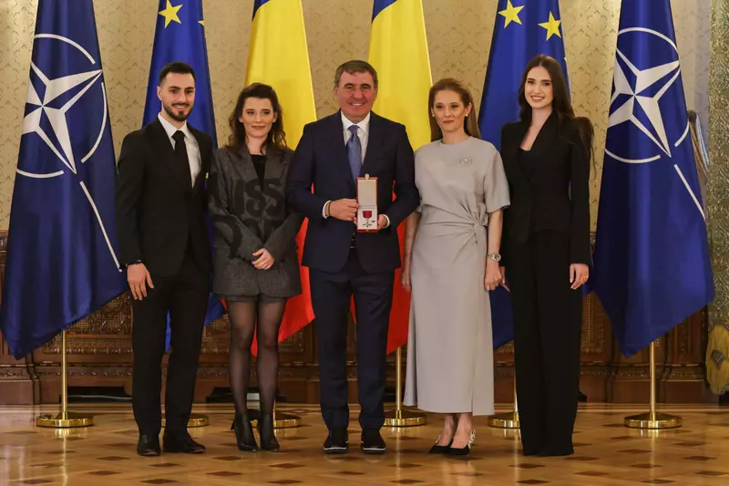 Kira Hagi și Thomas Ferfelis la ceremonia la care Gheorghe Hagi a primit Ordinul Național „Steaua României” în grad de Cavaler, din partea președintelui interimar, Ilie Bolojan