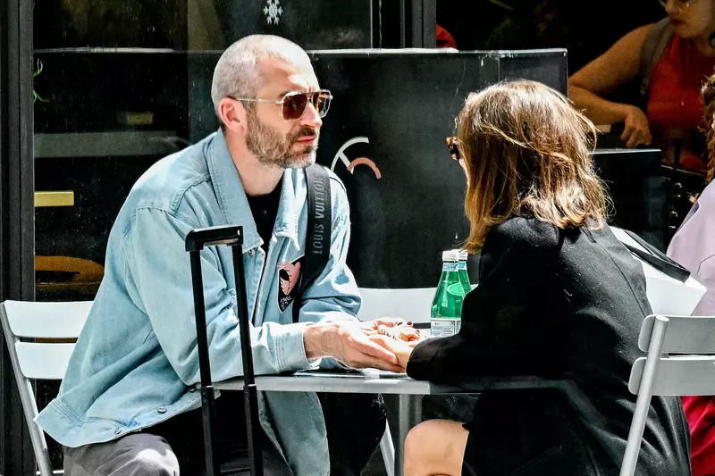 Exclusif - Prix Spécial - No Crédit - BI - No Web - Natalie Portman et son compagnon Tanguy Destable (Tepr) prennent un train à la gare Montparnasse