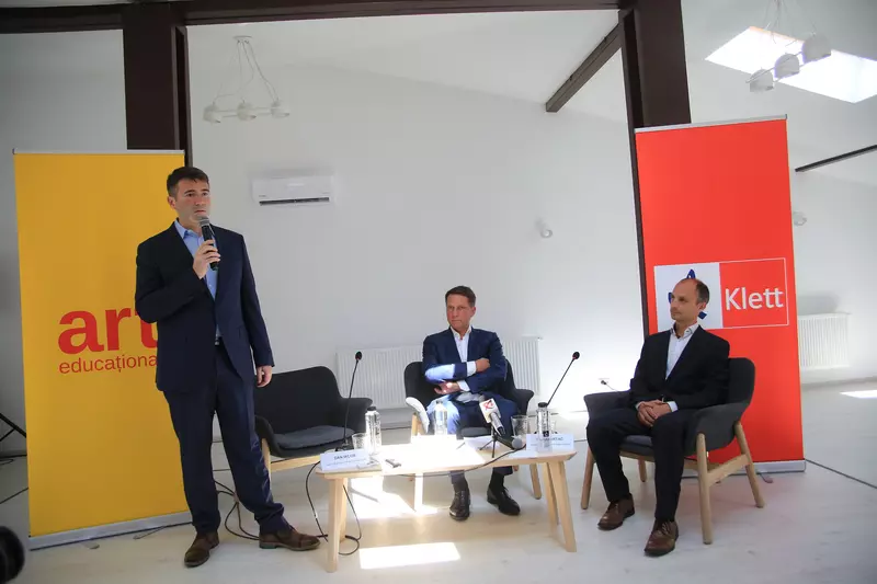 De la st_nga la dreapta Dan Iacob, director general Grupul Editorial Art, Philipp Haussmann (Germania), CEO Klett Gruppe _i Bojan Vrta_ (Slovenia), CFO Klett Gruppe Europa de Est _Credit foto C_t_lina Filip