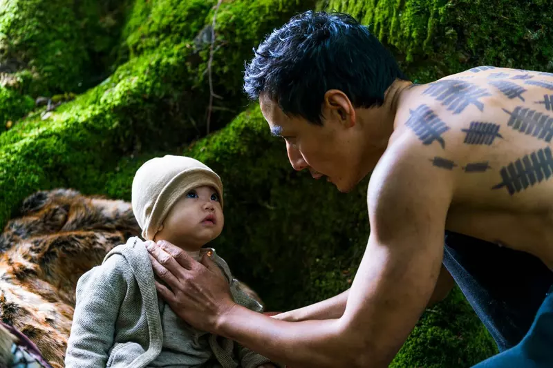 Daniel Wu (Sunny) și micuțul Henry