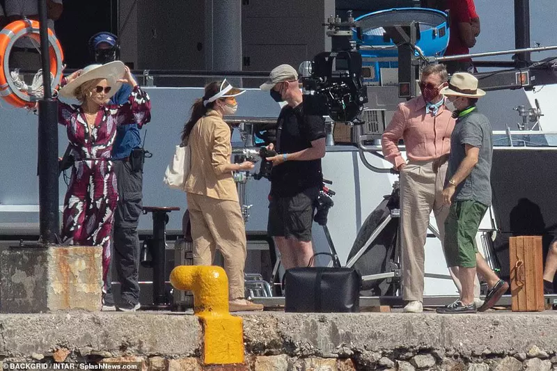 Au început filmările la Knives Out 2, în Grecia. Primele fotografii cu Kate Hudson și Daniel Craig (2)