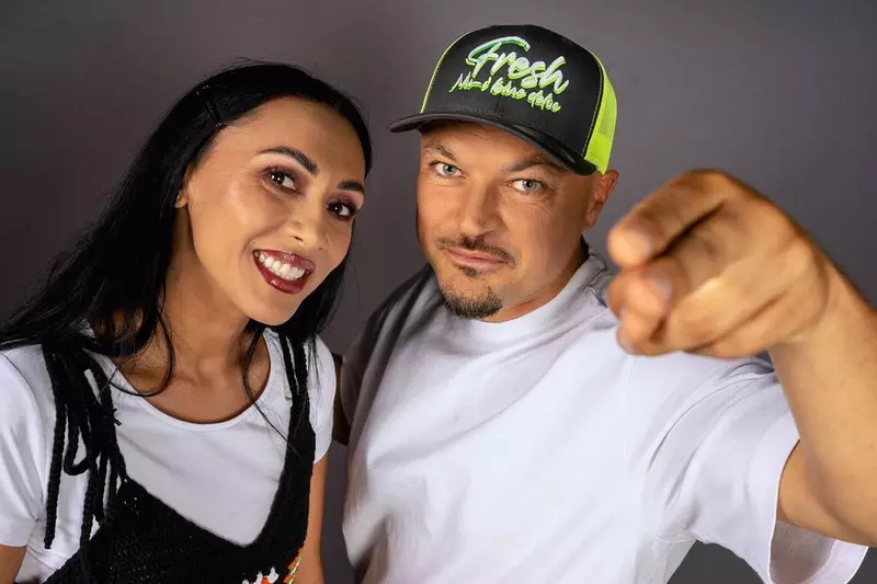 Reacția lui Puya după ce o tânără s-a urcat pe scenă să danseze cu el