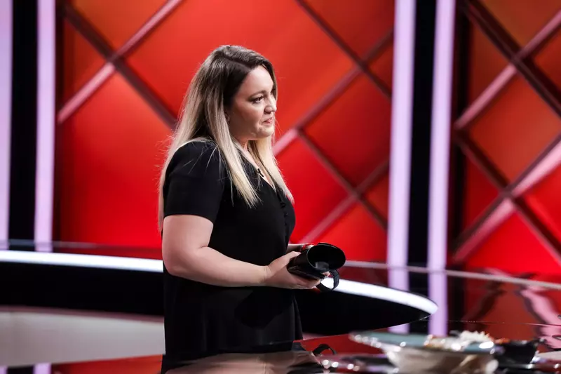 Raluca, soția lui Florin Dragomir, la Chefi la cuțite. Este aproape de cei trei chefi, recunoscătoare că a primit cuțitul pentru a merge în etapa următoare. Ține cuțitul în mână și privește spre jurați