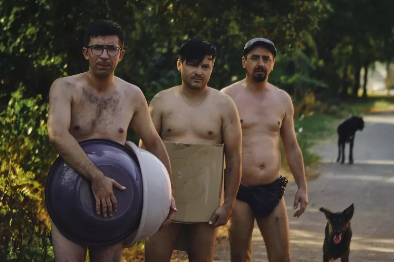 Imagini de la filmările „Bravo, tată!”. Liviu Vârciu, Răzvan Fodor, Cosmin Natanticu şi Ştefan Pavel, desculţi şi dezbrăcaţi, într-un sat (1)