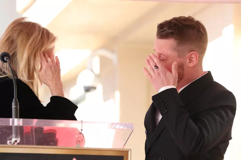 Macaulay Culkin s-a reîntâlnit cu mama lui din „Singur acasă”, Catherine O’Hara. Momentul emoționant de la ceremonia de pe Walk of Fame