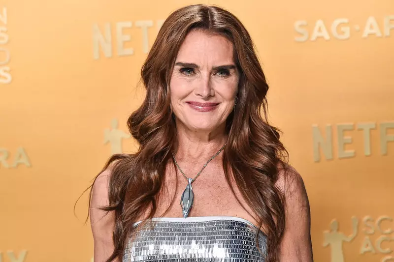 Brooke-Shields-superbă-în-costum-de-baie-la-aproape-60-de-ani