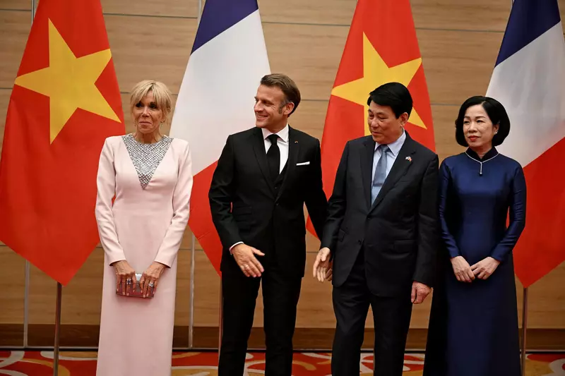 Le président français Emmanuel Macron et sa femme Brigitte Macron, aux côtés de son homologue vietnamien Luong Cuong avec sa femme Nguyen Thi Minh Nguyet, lors d’un dîner d’État au Centre international des congrès de Hanoï