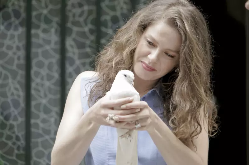 Burcu Biricik – Nalan Fata de la fereastra