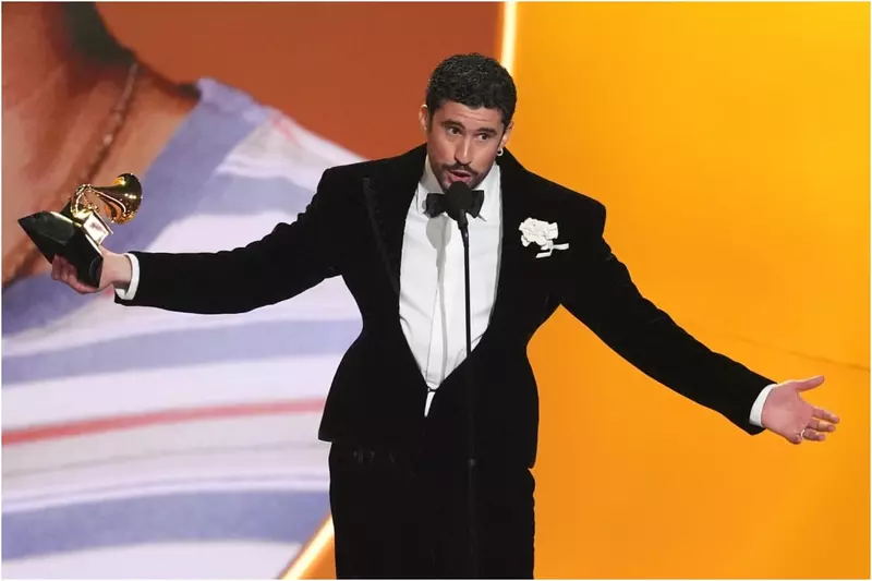 Bad Bunny pe scena premiilor Grammy 2026 tinand discursul de acceptare pentru Albumul Anului Debi Tirar Mas Fotos